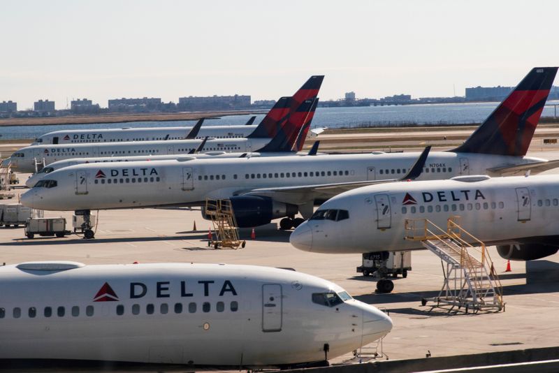 © Reuters. FILE PHOTO: Delta planes are seen at the platform after the Federal Aviation Administration (FAA) temporarily halted flights arriving at New York City airports due to coronavirus disease (COVID-19) in New York