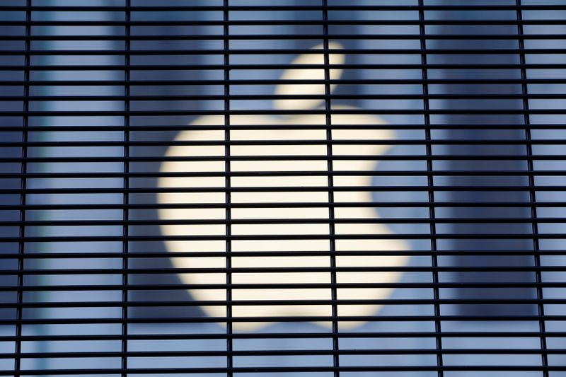 © Reuters. The Apple logo is seen through a security fence erected around the Apple Fifth Avenue store